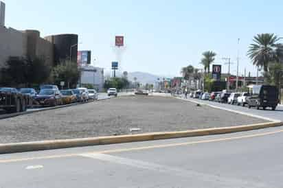 El terreno que ocupa el camellón, se localiza frente a la plaza comercial Cuatro Caminos, en medio del bulevar Independencia. (EL SIGLO DE TORREÓN)