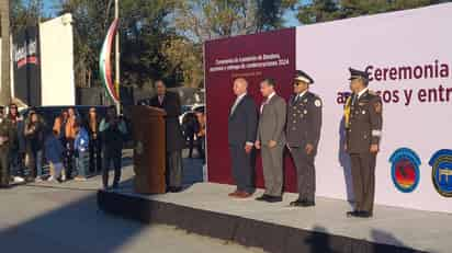 Gobernador de Coahuila encabeza ceremonia de izamiento de bandera y condecoraciones de personal militar