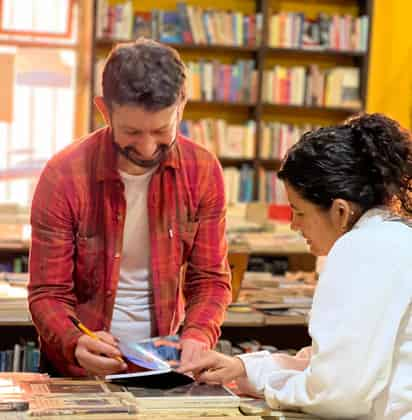 Escritor lagunero Alejandro Figueroa presentó su libro en Querétaro