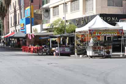 Vigilan que puestos ambulantes tengan sus propios botes de basura; Servicios Públicos colocó 30 depósitos en la avenida Juárez. (EL SIGLO DE TORREÓN)