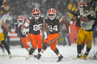 El corredor Nick Chubb (24) logró un espectacular touchdown con el reloj encima y entre la nieve que cubrió el campo del Huntington Bank Field, para darle un importante triunfo a Cleveland frente a su gente.