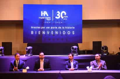 Durante la recepción, los directivos de Hospital Ángeles Torreón otorgaron reconocimientos de antigüedad a colaboradores (EL SIGLO DE TORREÓN)
