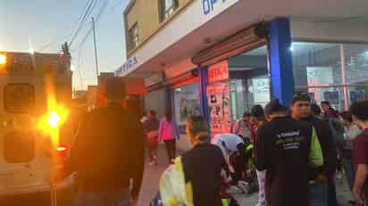 Motocicleta contra vehículo; accidente en Saltillo deja a dos adolescentes lesionados