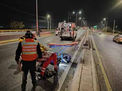 Entre la vida y la muerte, motociclista de 52 años que se accidentó en bulevar Mieleras de Torreón