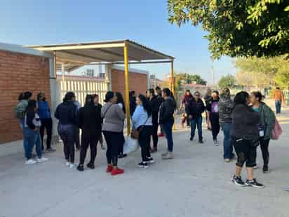 Se manifiestan en primaria de Torreón por presunto maltrato psicológico por parte de maestra