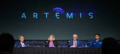 De izquierda a derecha, Bill Nelson; la administradora adjunta, Pam Melroy; el administrador asociado, Jim Free, y el astronauta y comandante de Artemis II, Reid Wiseman, durante una rueda de prensa de actualización sobre la campaña Artemis. Imagen: EFE