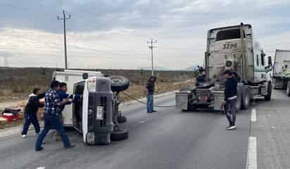 Camioneta volcó en carretera Monterrey-Saltillo tras pinchazo de neumático