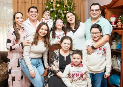 Aurora Zapata Moreno con sus hijos Claudia y Víctor de León; sus nietos Mariel, Cecy y Victoria de León Quiñones, Santiago y Matías Obregón de León; su nuera Amanda Quiñones y su yerno Javier Obregón.- ÉRICK SOTOMAYOR FOTOGRAFÍA