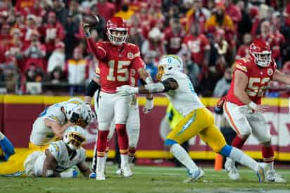 El quarterback de los Kansas City Chiefs, Patrick Mahomes (15) siempre salió bien librado de la presión de la defensiva de los Chargers.