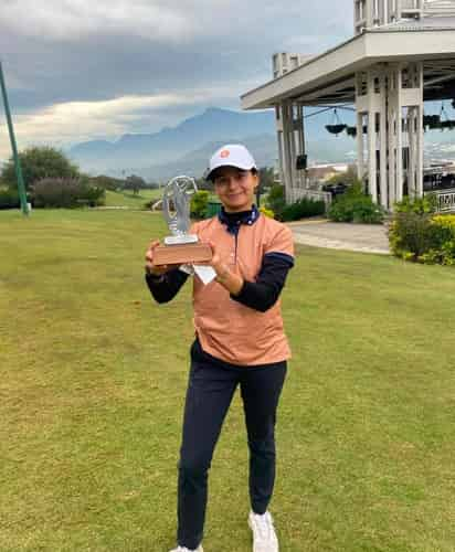 La destacada golfista lagunera Regina Jiménez Jardón, se quedó con la
posición de honor en la categoría de 18 años y menores femenil, que tuvo
como sede el Club de Golf La Herradura de la Sultana del Norte. (Especial)