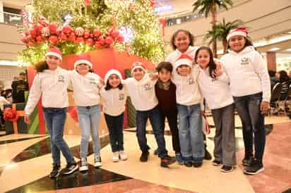 Integrantes del coro del colegio Excélsior, durante su presentación realizada en Plaza Cuatro Caminos (EL SIGLO DE TORREÓN)
