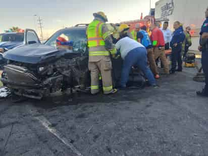 Joven queda prensado tras choque entre camioneta y tráiler en el bulevar Mieleras