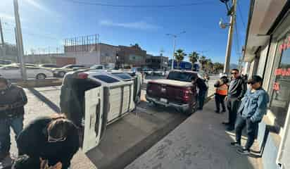 Vuelca camioneta tras impactarse contra semáforo