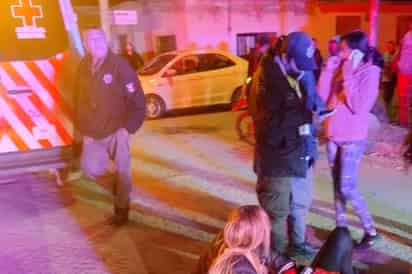 Mujer lesionada en choque entre motocicleta y bicicleta en Gómez Palacio