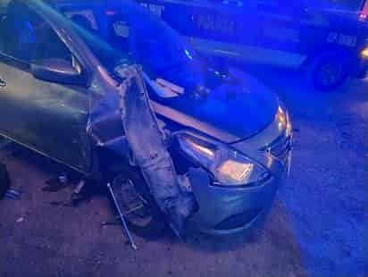 Vehículo Nissan Versa, modelo 2016, color gris. (EL SIGLO DE TORREÓN)