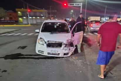 Ebrio al volante invade carril contrario y choca contra un auto y una camioneta