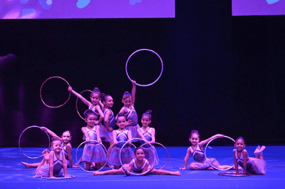 Esgila celebra su Festival Navideño con temática olímpica en el Teatro Nazas