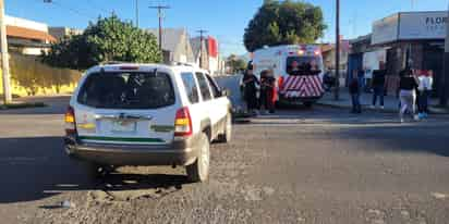 Camioneta arrolla a adulto mayor a bordo de su moto en Gómez Palacio