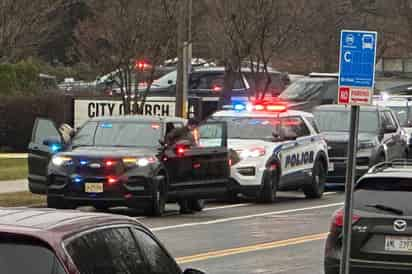 La policía fue alertada poco antes de las 11 a.m. y no dispararon sus armas cuando irrumpieron en la escuela. (AP)