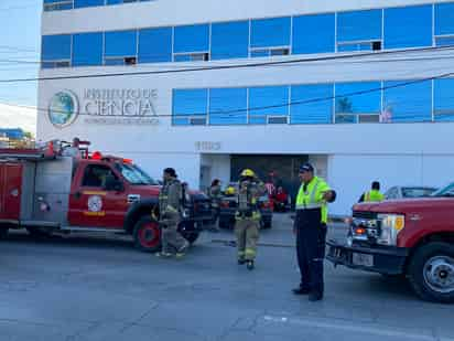 Atienden conato de incendio en restaurante ubicado en el sexto piso de un edificio