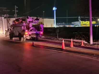 Camión de volteo golpea poste de CFE y deja sin luz a 10 departamentos habitacionales