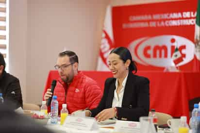 Diputada Betzabé Martínez en charla con CMIC.