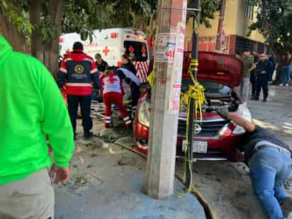 Mujer queda prensada tras un fuerte accidente vial en el Centro de Lerdo