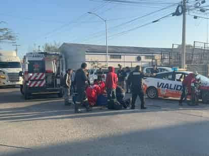 Motociclista choca con camioneta, él y su acompañante resultaron lesionados