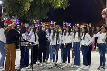 Encendido del pino navideño en Mayrán inicia las celebraciones decembrinas