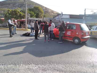 Dos lesionados tras accidente entre moto y taxi en Lerdo