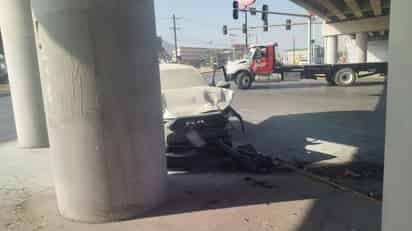 Fuerte accidente vial frente a la réplica de la Torre Eiffel. (EL SIGLO DE TORREÓN)