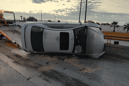Localizan vehículo volcado y abandonado sobre el bulevar Centenario en Torreón