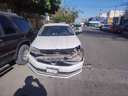 Sale sin precaución tras estar estacionada y provoca accidente en Gómez Palacio