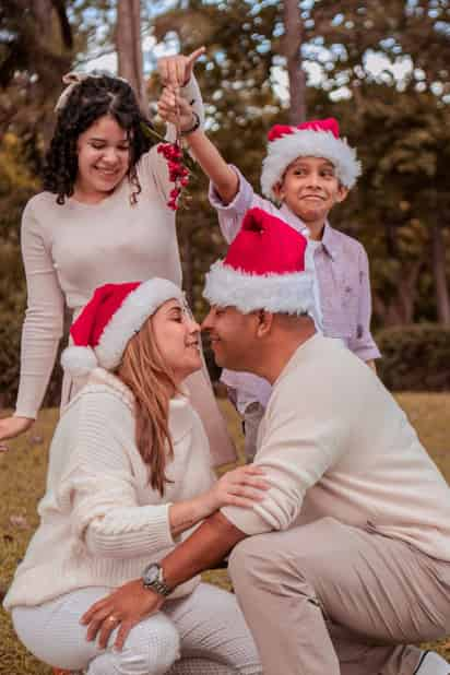 Durante la época navideña el muérdago es asociado con la buena fortuna, la paz y el amor.