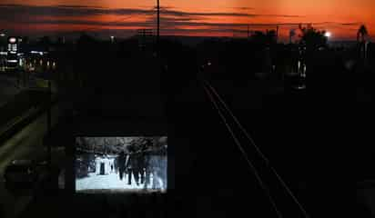 Fotógrafo Jesús Flores proyecta su pieza Torreón al Alba junto a las vías del Sector Alianza