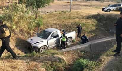 Hombre asesina a su padre a balazos, huye en camioneta, vuelca y muere