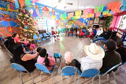 Durante el evento, no faltaron los villancicos, las risas, las lágrimas de gratitud y el apoyo de jóvenes voluntarios. (EL SIGLO DE TORREÓN)