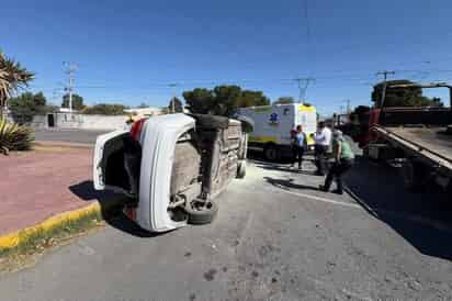 Dos lesionados tras volcadura en Saltillo por exceso de velocidad