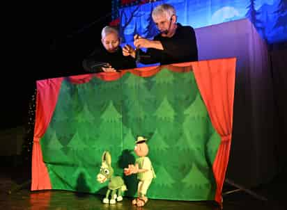 Aniversario. Espectáculo navideño con títeres y marionetas de la compañía El Tenderete, sobre el escenario en Plaza Mayor.