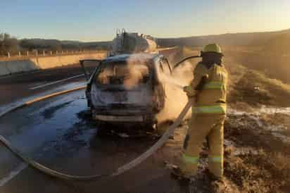 Camioneta se incendia cerca de León Guzmán, Lerdo; no hay heridos