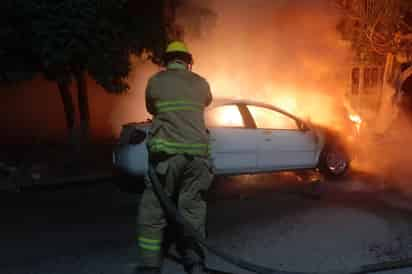 Incendio consume vehículo y palma en el centro de Lerdo