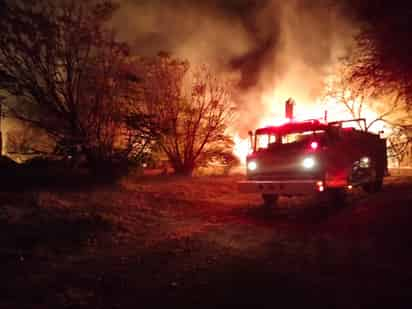 Se registra fuerte incendio en el sitio de acampar 'La Isla' de Villa Juárez