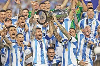 El astro argentino Lionel Messi levantó la Copa América 2024 llevada a cabo en territorio estadounidense, logrando así el bicampeonato continental, algo que no conseguía desde finales del siglo pasado y con lo que confirmaron su poder en el continente americano.