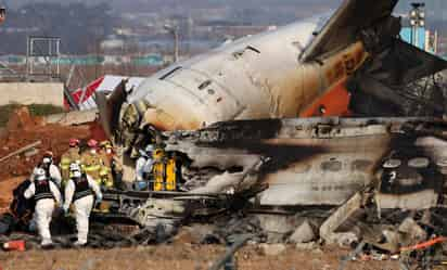 Restos del avión de la aerolínea Jeju Air tras el siniestro aéreo. Foto: EFE