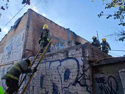 Se incendia el segundo piso de una vivienda, dos personas resultaron intoxicadas