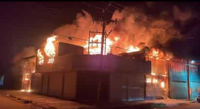 Incendio en fabrica de muebles en San Pedro.