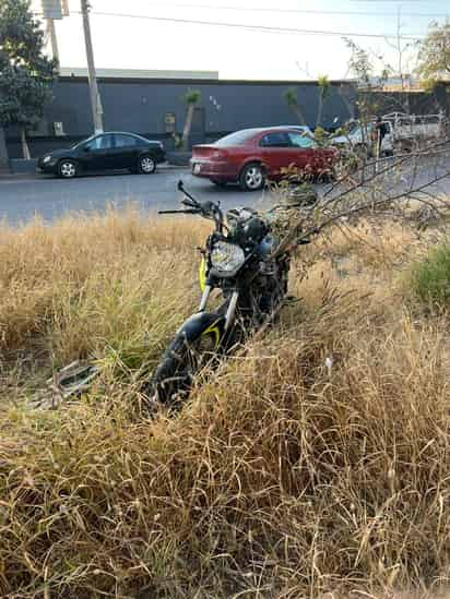 Auto impacta a joven motociclista en Gómez Palacio y lo manda al hospital