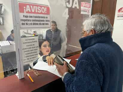 Ciudadanos acuden a pagar el Impuesto Predial en Lerdo