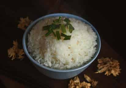 Aunque el arroz blanco es un cereal refinado que pierde parte de su fibra durante el procesamiento, sigue siendo una fuente valiosa de carbohidratos, esenciales para proporcionar energía al cuerpo.