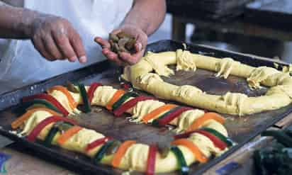 Trabajador de la panadería Tahona ubicada en el Centro Histórico capitalino mientras prepara la tradicional rosca del Día de Reyes. Foto: EL UNIVERSAL.